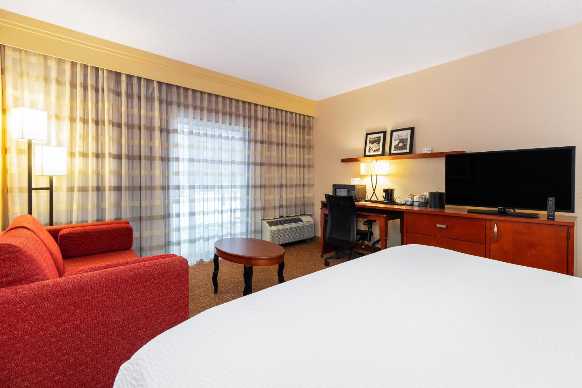 Courtyard Toledo Airport Holland Hotel Exterior photo