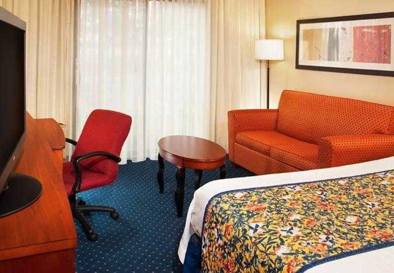 Courtyard Toledo Airport Holland Hotel Room photo